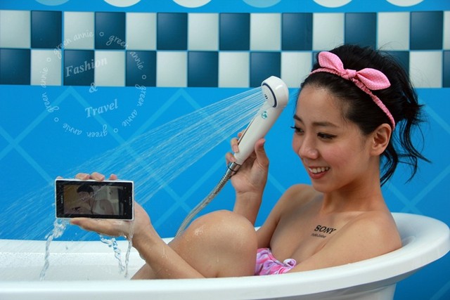 日本年轻女性喜好沐浴时使用手机