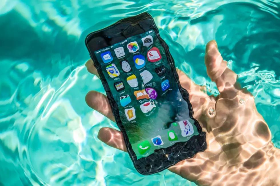 iPhone涉嫌虚假广告：不能带去游泳的手机，到底算不算“防水”？1.jpg